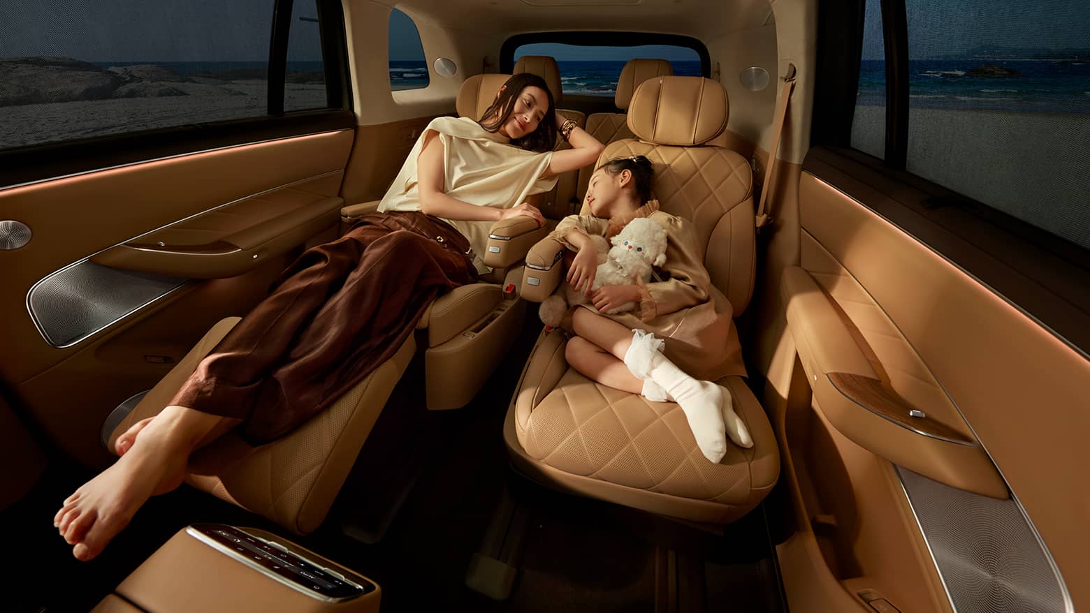 展示问界 M8 的更健康的鸿蒙 ALPS 座舱