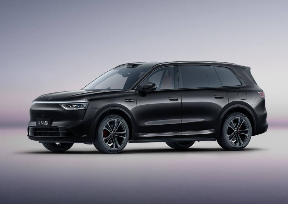 展示问界 M8 鎏金黑的黑曜套件外形