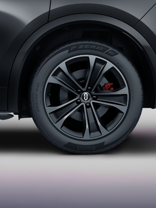 展示问界 M8 的黑曜运动轮毂