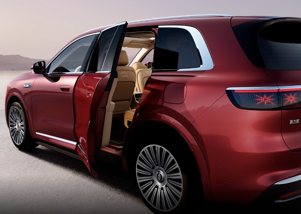 展示问界 M8 的电动车门能跟随手势开启