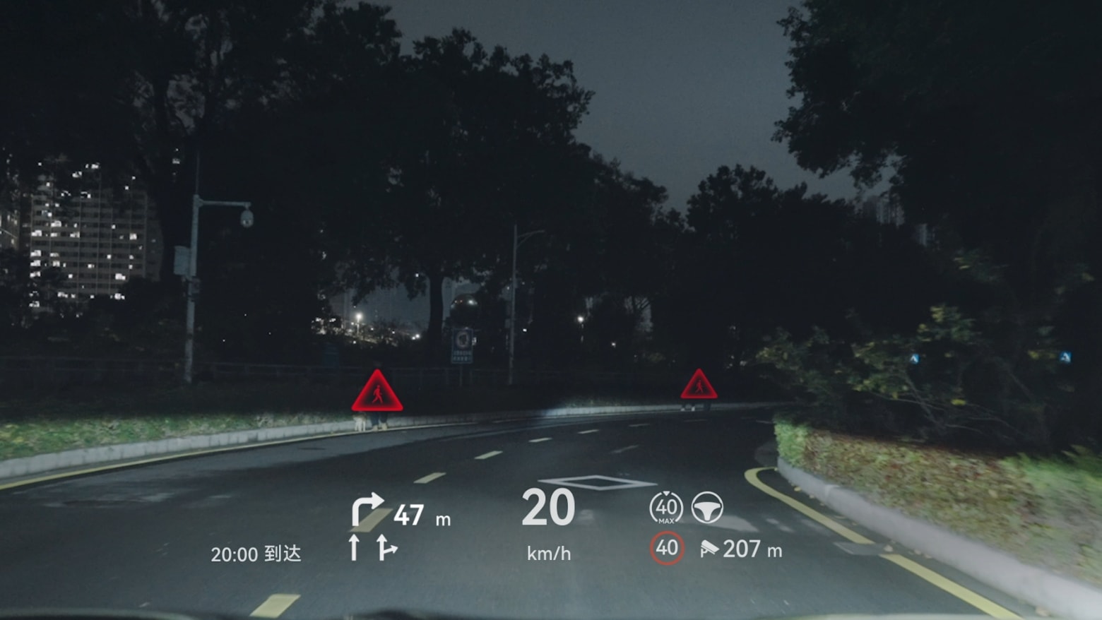 问界 M8 在夜晚行驶在路上,AR-HUD 上能预警远处的横穿行人
