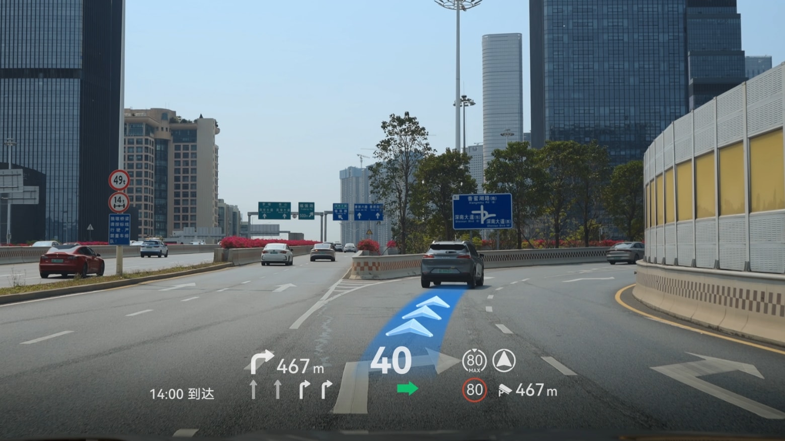 问界 M8 开在城市道路上,车内 AR-HUD 上显示道路指引路线